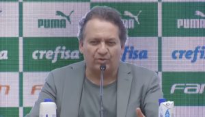 Vice-presidente do Palmeiras faz pressão, após pênalti marcado para o São Paulo. (Foto: Twitter do Palmeiras)