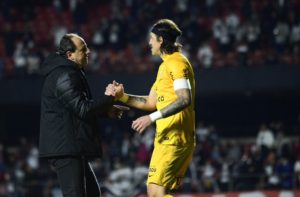 Técnico do São Paulo, Rogério Ceni, cumprimenta Cássio, goleiro do Corinthians. (Foto: Marcos Ribolli/ge)