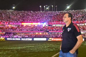 Técnico do São Paulo, Rogério Ceni se emociona com atmosfera no Morumbi. (Foto: Twitter do Mauricio Rummens)