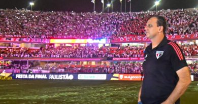 Técnico do São Paulo, Rogério Ceni se emociona com atmosfera no Morumbi. (Foto: Twitter do Mauricio Rummens)