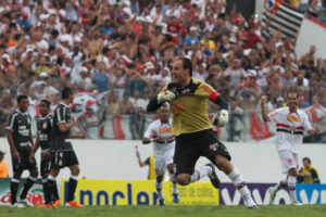 Rogério Ceni fez gol 100 em vitória do São Paulo contra Corinthians pelo Paulistão de 2011. (Foto: Reprodução)