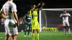 Árbitro Douglas Marques Flores apitou pênalti para São Paulo e Palmeiras critica marcação. (Foto: AGIF)