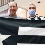 Luís Castro, técnico do Botafogo, segura bandeira do clube ao lado de John Textor, dono de 90% da SAF do Glorioso, que quer jogador do São Paulo. (Foto: Vítor Silva/Botafogo)