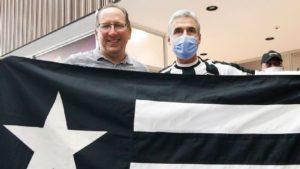 Luís Castro, técnico do Botafogo, segura bandeira do clube ao lado de John Textor, dono de 90% da SAF do Glorioso, que quer jogador do São Paulo. (Foto: Vítor Silva/Botafogo)