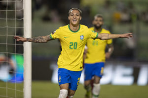 Revelado no São Paulo, Antony esteve na Copa do Mundo. (Foto: Twitter da CBF)