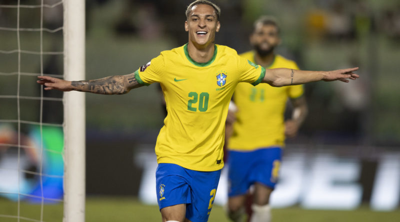 Revelado no São Paulo, Antony esteve na Copa do Mundo. (Foto: Twitter da CBF)