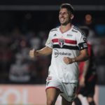 Calleri marca três vezes em estreia do São Paulo no Brasileirão 2022 contra o Athletico Paranaense. (Foto: Twitter do SPFC)