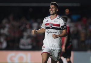 Calleri marca três vezes em estreia do São Paulo no Brasileirão 2022 contra o Athletico Paranaense. (Foto: Twitter do SPFC)