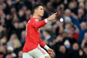 Cristiano Ronaldo repete Calleri, do São Paulo. (Foto: Twitter do Manchester United)