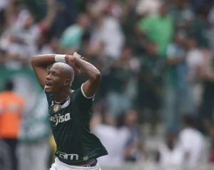 Meio-campista Danilo foi o autor do primeiro gol do Palmeiras na goleada contra o São Paulo por 4 a 0. (Foto: Reprodução/ge)