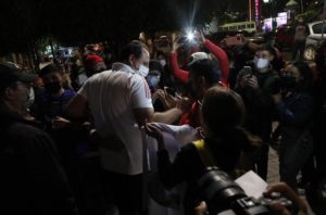 Rogério Ceni é ovacionado em chegada do São Paulo à Bolívia. (Foto: Twitter do São Paulo)
