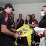 Rogério Ceni autografa camisa de torcedor do São Paulo no Rio de Janeiro. (Foto: Twitter do São Paulo)