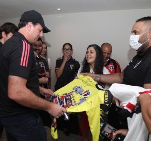 Rogério Ceni autografa camisa de torcedor do São Paulo no Rio de Janeiro. (Foto: Twitter do São Paulo)