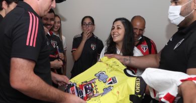 Rogério Ceni autografa camisa de torcedor do São Paulo no Rio de Janeiro. (Foto: Twitter do São Paulo)