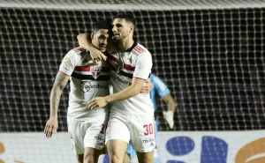Camisa 10 do São Paulo deve iniciar partida no banco. (Foto: Marcos Ribolli/ge)