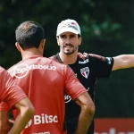Charles Hembert comandou atividade no São Paulo. (Foto: Twitter do São Paulo)