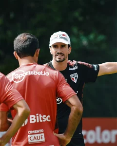 Charles Hembert comandou atividade no São Paulo. (Foto: Twitter do São Paulo)