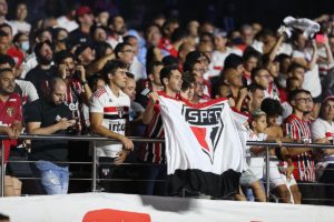 Torcida do São Paulo comparece em peso a último treino antes da final do Paulistão. (Foto: Twitter do São Paulo)