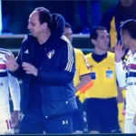 Rogério Ceni vestiu um uniforme com a antiga patrocinadora do São Paulo. (Foto: Reprodução/Amazon Prime Video)