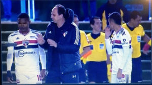 Rogério Ceni vestiu um uniforme com a antiga patrocinadora do São Paulo. (Foto: Reprodução/Amazon Prime Video)