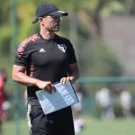 Alex indica caminho para sequência e comunica ao São Paulo. (Foto: Twitter do São Paulo)