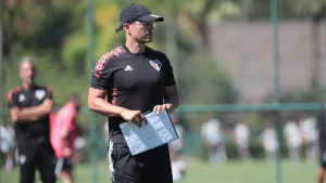 Alex indica caminho para sequência e comunica ao São Paulo. (Foto: Twitter do São Paulo)