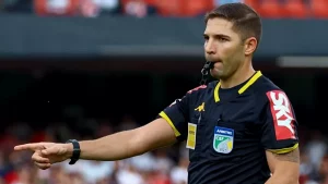 O árbitro Alexandre Vargas Tavares de Jesus foi bastante criticado pela atuação no jogo do São Paulo. (Foto: AGIF)