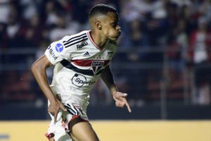 Caio marcou o gol que colocou o São Paulo com uma campanha quase perfeita na Sul-Americana em 2022. (Foto: Marcos Ribolli/ge)