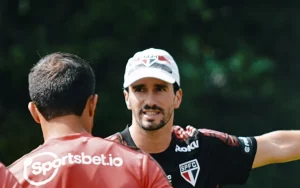 Charles Hembert será o técnico do São Paulo contra o Santos. (Foto: Twitter do São Paulo)
