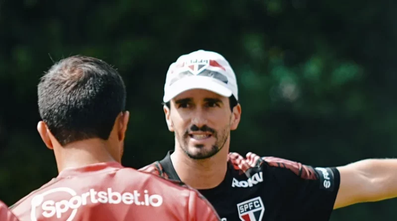 Charles Hembert será o técnico do São Paulo contra o Santos. (Foto: Twitter do São Paulo)