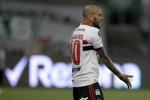 Daniel Alves pode ser acionado pelo São Paulo na Justiça.(Foto: Twitter da Conmebol)