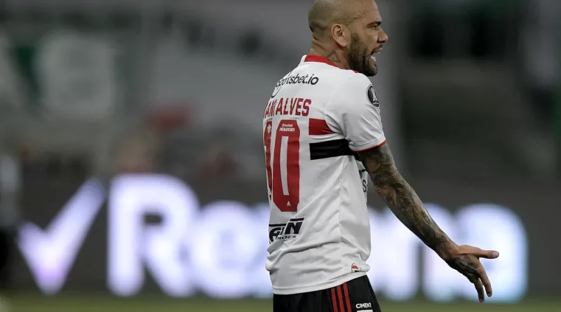 Daniel Alves pode ser acionado pelo São Paulo na Justiça.(Foto: Twitter da Conmebol)