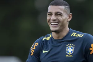 Com passagem pela Seleção, Diego Carlos é formado no São Paulo. (Foto: Twitter da CBF)