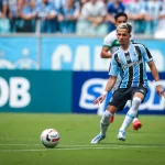 Gabriel Teixeira está no Grêmio e é um dos atacantes mais dribladores da Série B. (Foto: Twitter do Grêmio)