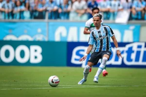 Gabriel Teixeira está no Grêmio e é um dos atacantes mais dribladores da Série B. (Foto: Twitter do Grêmio)