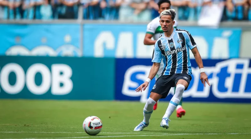Gabriel Teixeira está no Grêmio e é um dos atacantes mais dribladores da Série B. (Foto: Twitter do Grêmio)