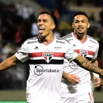 O lateral-direito Igor Vinícius elogiou postura do São Paulo na vitória contra o Juventude. (Foto: Marcos Ribolli/ge)