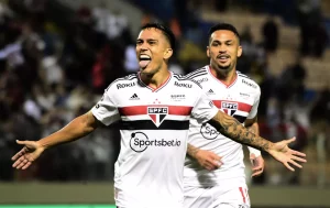 O lateral-direito Igor Vinícius elogiou postura do São Paulo na vitória contra o Juventude. (Foto: Marcos Ribolli/ge)