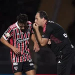 Rogério Ceni conversa com Igor Gomes em partida do São Paulo. (Foto: Twitter do São Paulo)