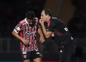 Rogério Ceni conversa com Igor Gomes em partida do São Paulo. (Foto: Twitter do São Paulo)