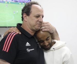 Lucas Moura indica que quer jogar no São Paulo. (Foto: Twitter do São Paulo)