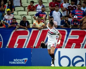 Com gol de Luciano, São Paulo sai na frente, mas cede empate para Fortaleza pelo Brasileirão. (Foto: AGIF)