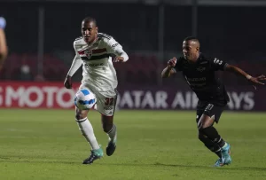 Luizão estreia pelo São Paulo e demonstra qualidade com bola nos pés. (Foto: Twitter do São Paulo)