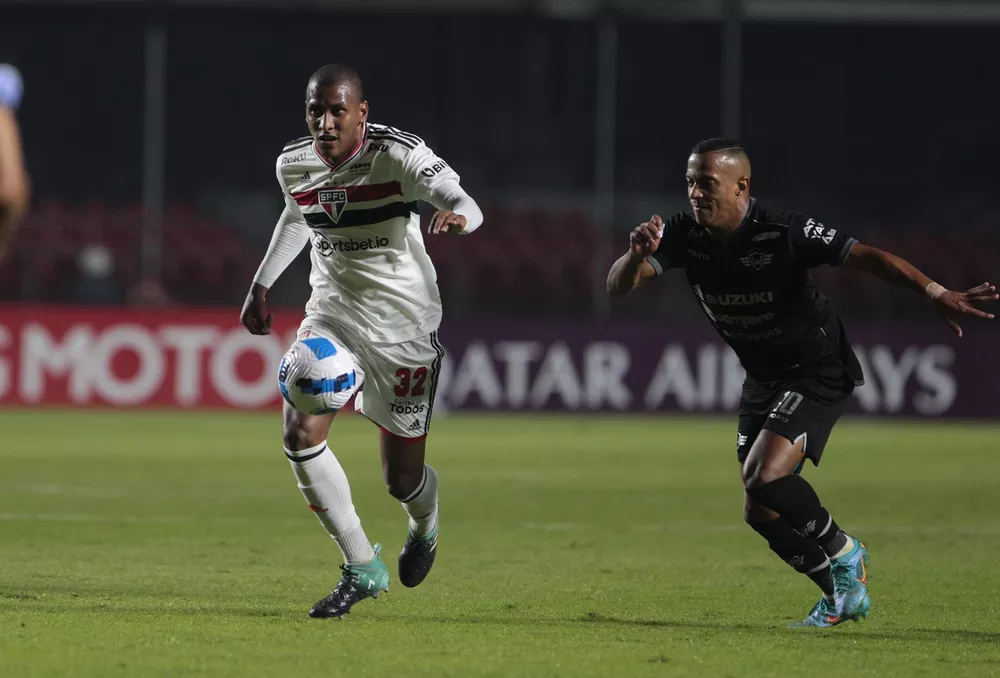 Luizão estreia pelo São Paulo e demonstra qualidade com bola nos pés. (Foto: Twitter do São Paulo)