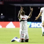 São Paulo vence, com gol decisivo de Nikão. (Foto: Marcos Ribolli/ge)