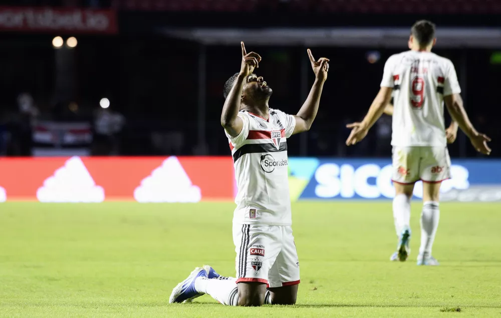 São Paulo vence, com gol decisivo de Nikão. (Foto: Marcos Ribolli/ge)