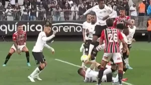 São Paulo reclama de pênalti de Renato Augusto. (Foto: Reprodução/TV Globo)