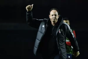 Rogério Ceni acredita que São Paulo pode sair de Itaquera com o tabu quebrado e a liderança do Brasileirão. (Foto: Marcos Ribolli/ge)