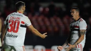 Calleri e Luciano celebram gol do São Paulo. (Foto: Marcos Ribolli/ge)