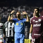 Árbitro Pedro Vuaden é criticado após arbitragem de São Paulo x Santos e ameaçado por dirigente. (Foto: Marcos Ribolli/ge)